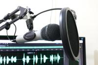 Recording setup of microphone with pop filter